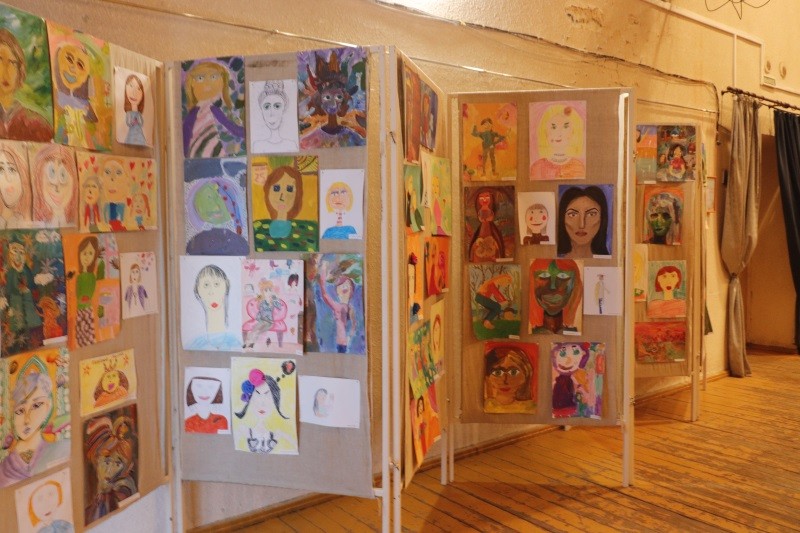 Выставка рисунков ко Дню матери