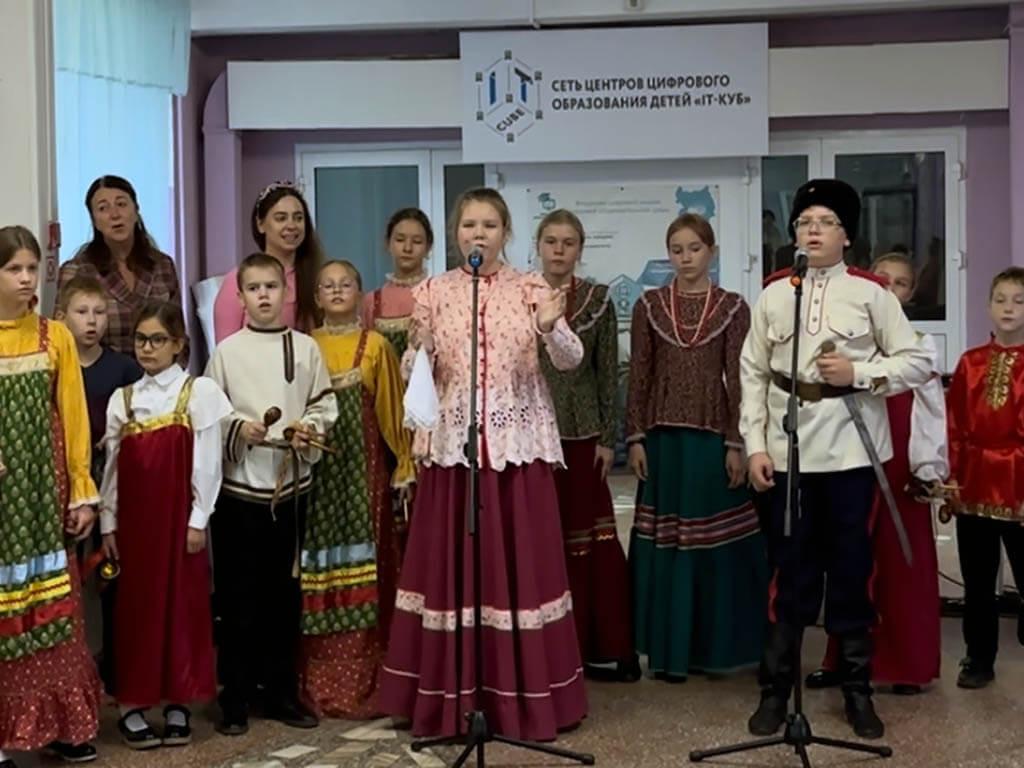  Юные артисты ансамбля «Лутонюшки» украсили день выборов душевным выступлением!