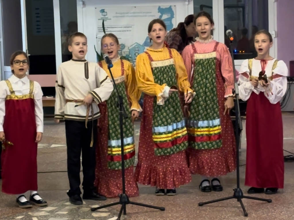 Юные артисты ансамбля «Лутонюшки» украсили день выборов душевным выступлением!
